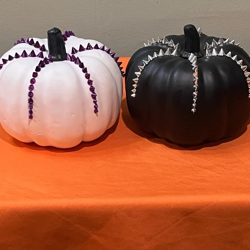 6/$25 Black and White Studded Pumpkin set - Picture 1 of 11